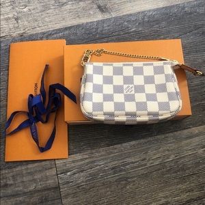 Louis Vuitton mini pochette
